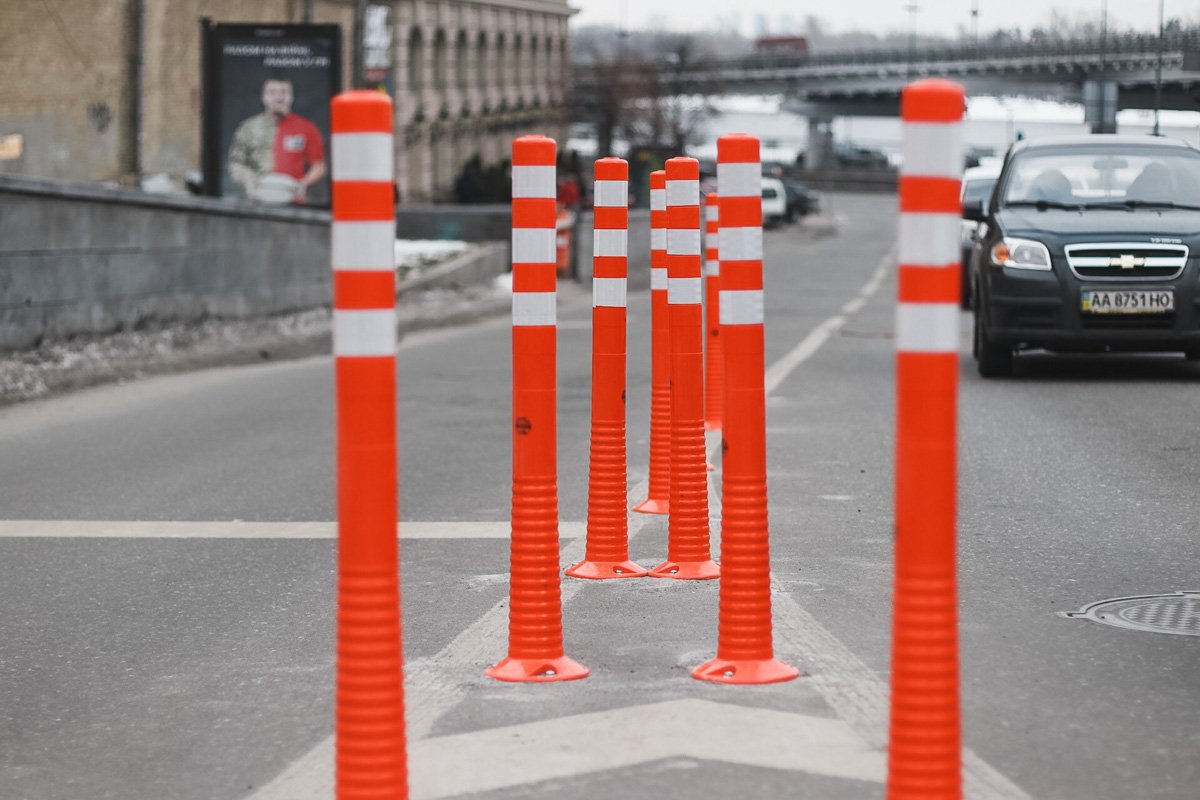 В часы пик некоторые водители поворачивают налево с крайней правой полосы В часы пик некоторые водители поворачивают налево с крайней правой полосы