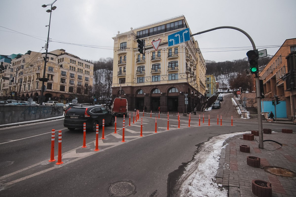 Столбики на Почтовой площади Столбики на Почтовой площади