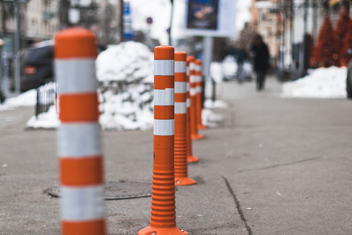 На улице Богдана Хмельницкого коммунальщики установили дорожные столбики На улице Богдана Хмельницкого коммунальщики установили дорожные столбики