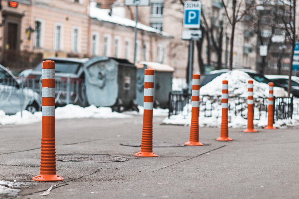 Столбики установили, чтобы сделать невозможным парковку на тротуаре Столбики установили, чтобы сделать невозможным парковку на тротуаре