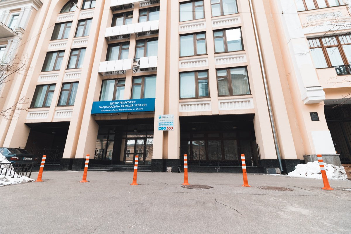 Столбики установили, чтобы спасти пешеходов от автохамов Столбики установили, чтобы спасти пешеходов от автохамов