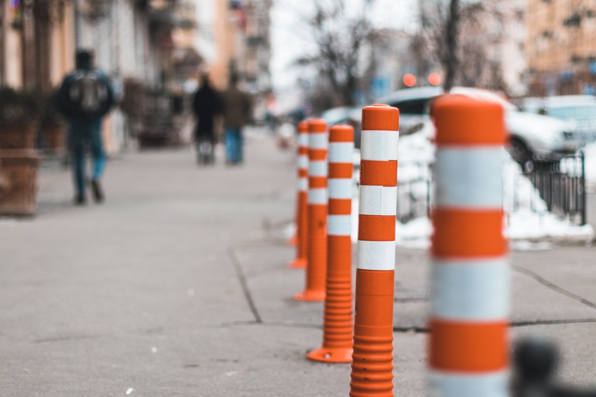 Столбики на тротуаре улицы Богдана Хмельницкого Столбики на тротуаре улицы Богдана Хмельницкого