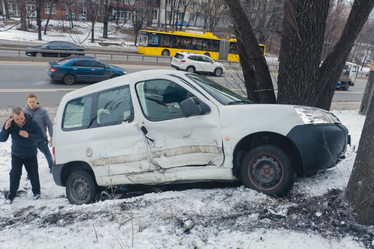 Peugeot не поделил дорогу с Mercedes, вылетел на возвышенность и врезался в дерево 