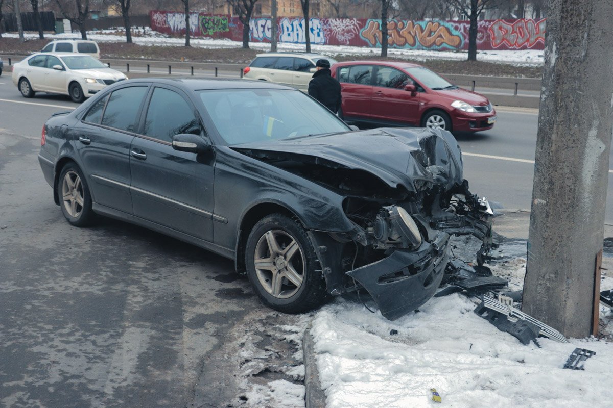 У Mercedes сильно повреждена передняя часть 