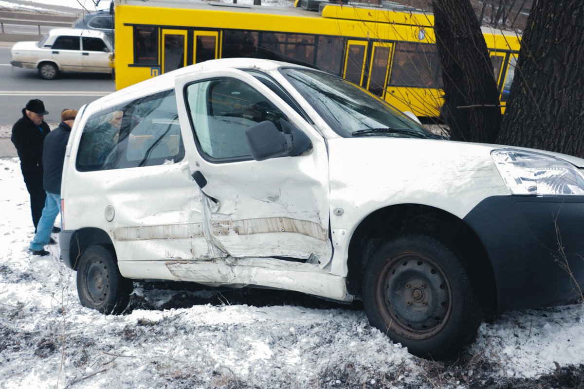 В салоне Peugeot находились ребенок и пожилая женщина, но, к счастью, никто из них не пострадал 