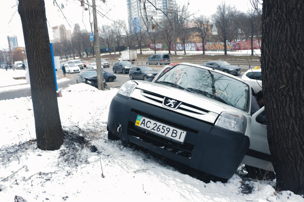 Столкновение произошло на большой скорости, из-за чего оба автомобиля занесло 