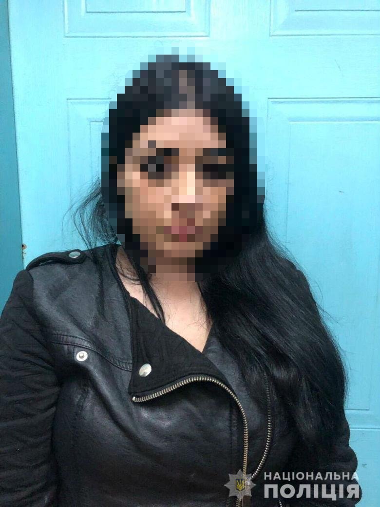 Воровка незаметно подливала снотворное в алкоголь и дождавшись, пока жертвы уснут, обворовывала их