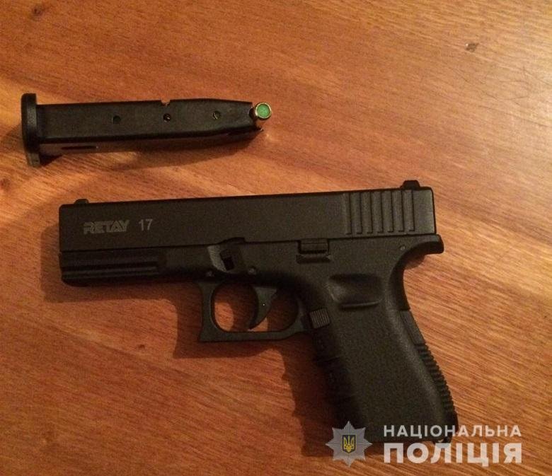 При себе у них были флаконы с зеленкой, газовые баллончики, ножи и пистолет