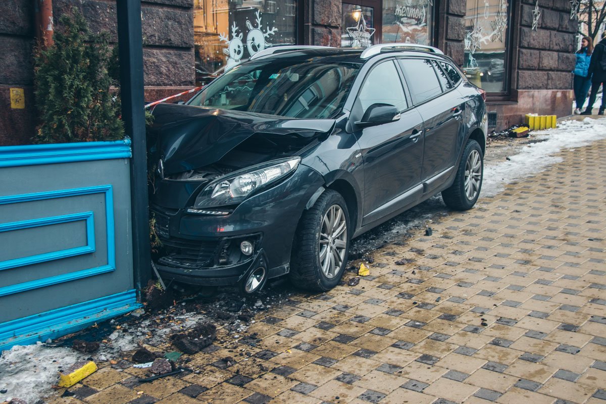 В центре Киева Renault вылетел на тротуар и влетел в террасу ресторана В центре Киева Renault вылетел на тротуар и влетел в террасу ресторана