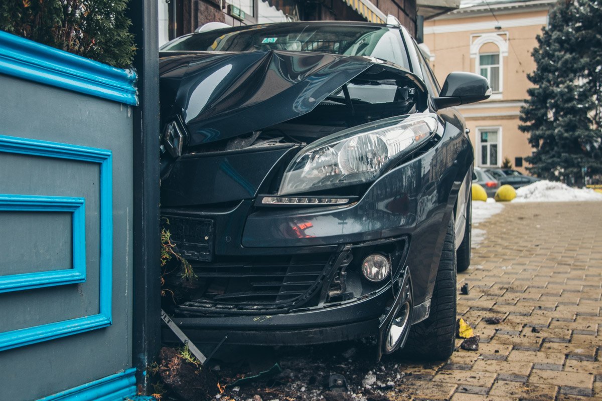 У Renault смята передняя часть У Renault смята передняя часть