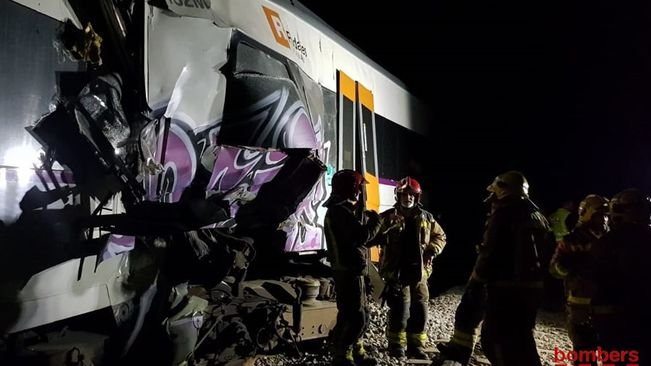 В окрестностях Барселоны произошло лобовое столкновение двух поездов В окрестностях Барселоны произошло лобовое столкновение двух поездов