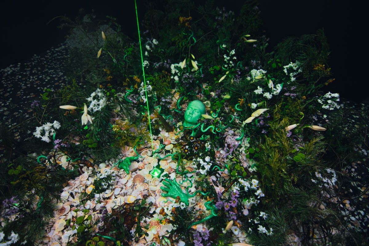 Многие из участников объединяли символизм органического мира с технологией