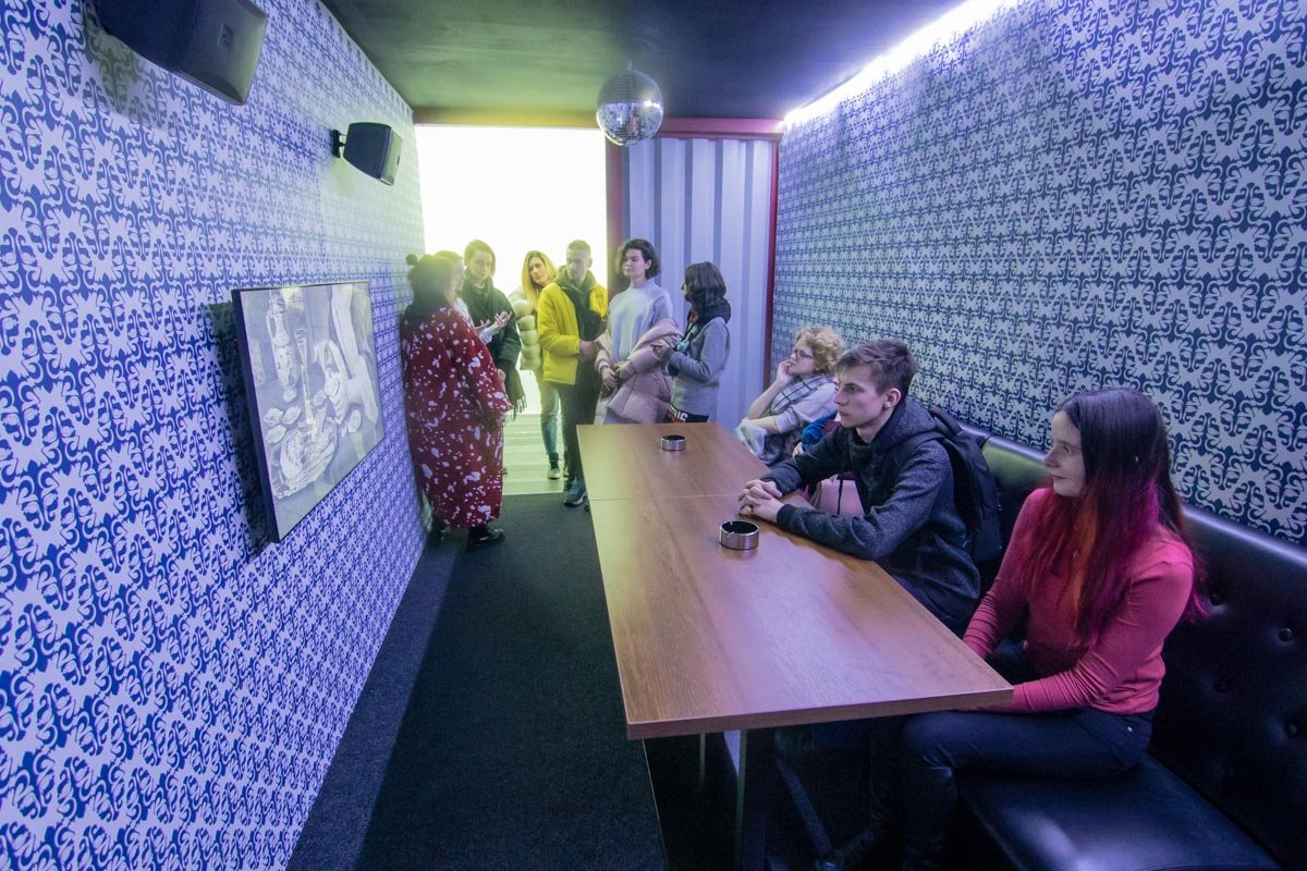 Ю Араки из Японии представила инсталляцию «Двухстворчатые»