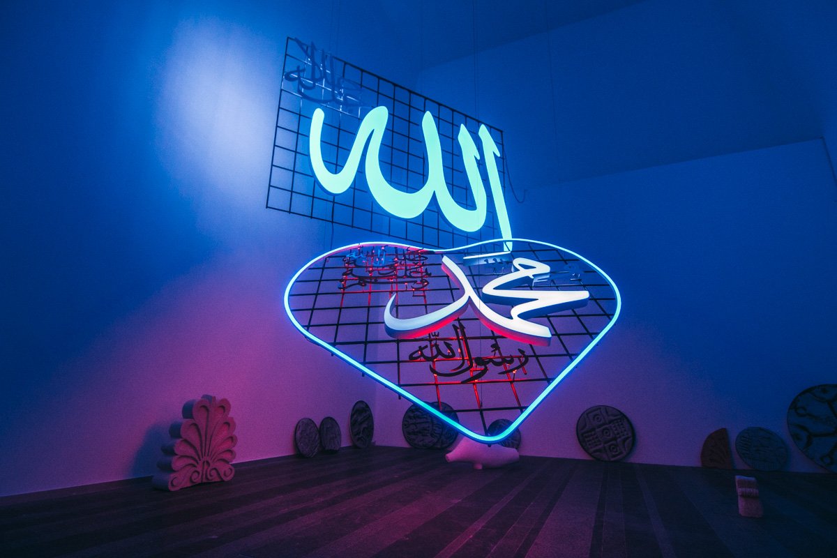 Алия Фарид из Кувейта в работе «Хранилище» обратилась к истории и роли религии в современном обществе