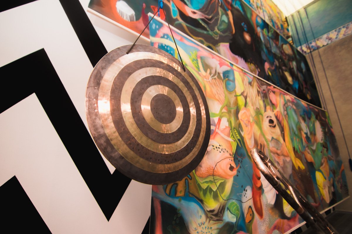 декорации, которые словно отображают жизнь, напоминающую театр абсурда