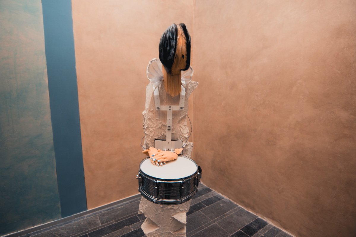 Человек, словно моллюск, может изменить свою идентичность, свой пол. Но как к нему отнесутся окружающие?