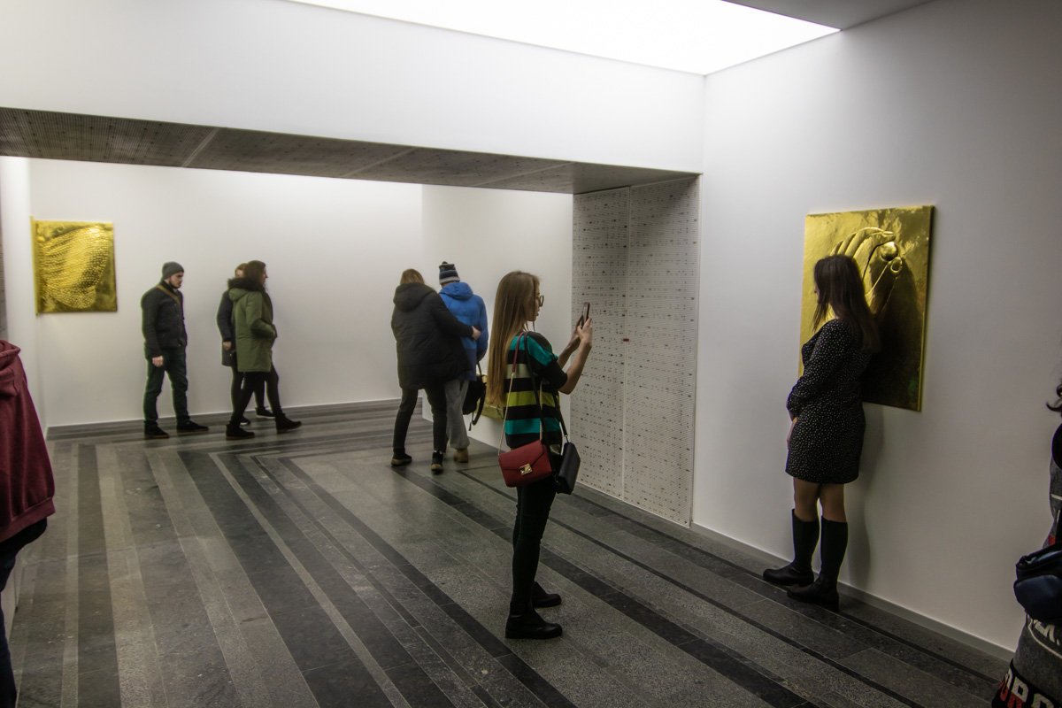 Главное - не просто сфотографироваться с работой, сделав ее просто красивым фоном 