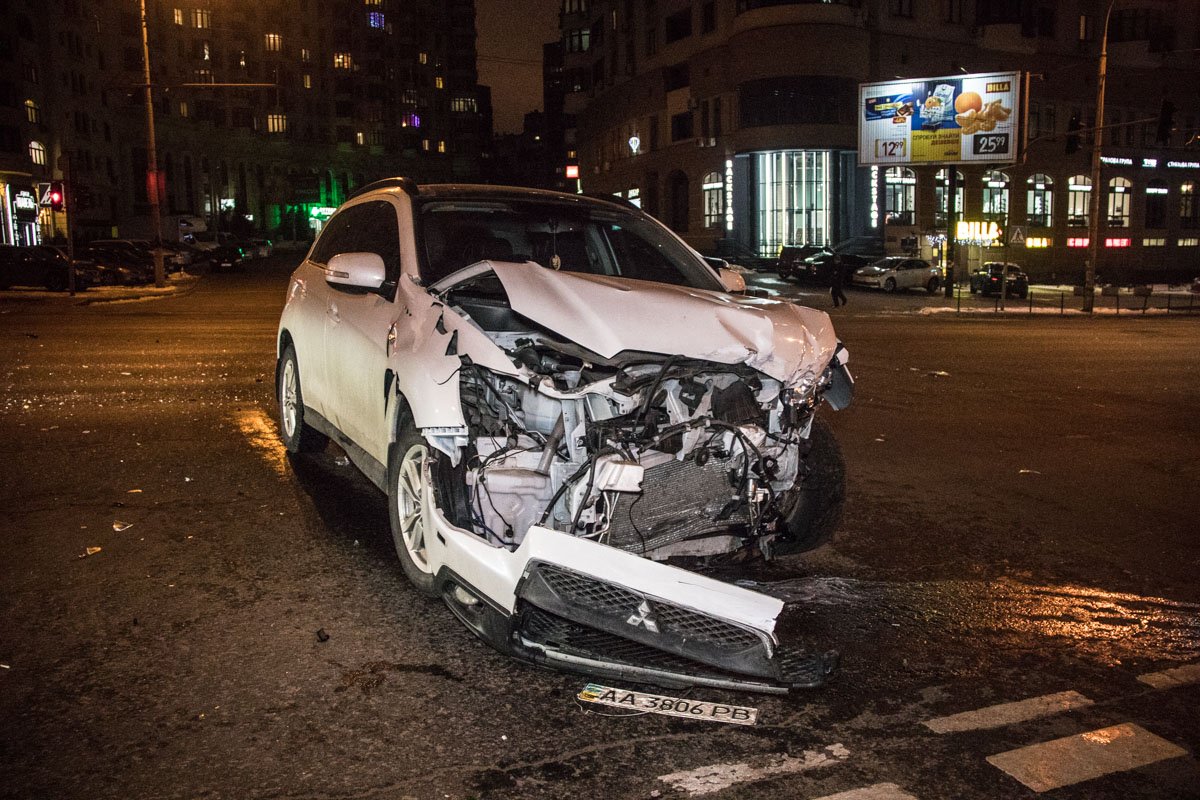 9 февраля в Киеве на пересечении улиц Вячеслава Черновола и Златоустовской произошло ДТП с пострадавшими 9 февраля в Киеве на пересечении улиц Вячеслава Черновола и Златоустовской произошло ДТП с пострадавшими