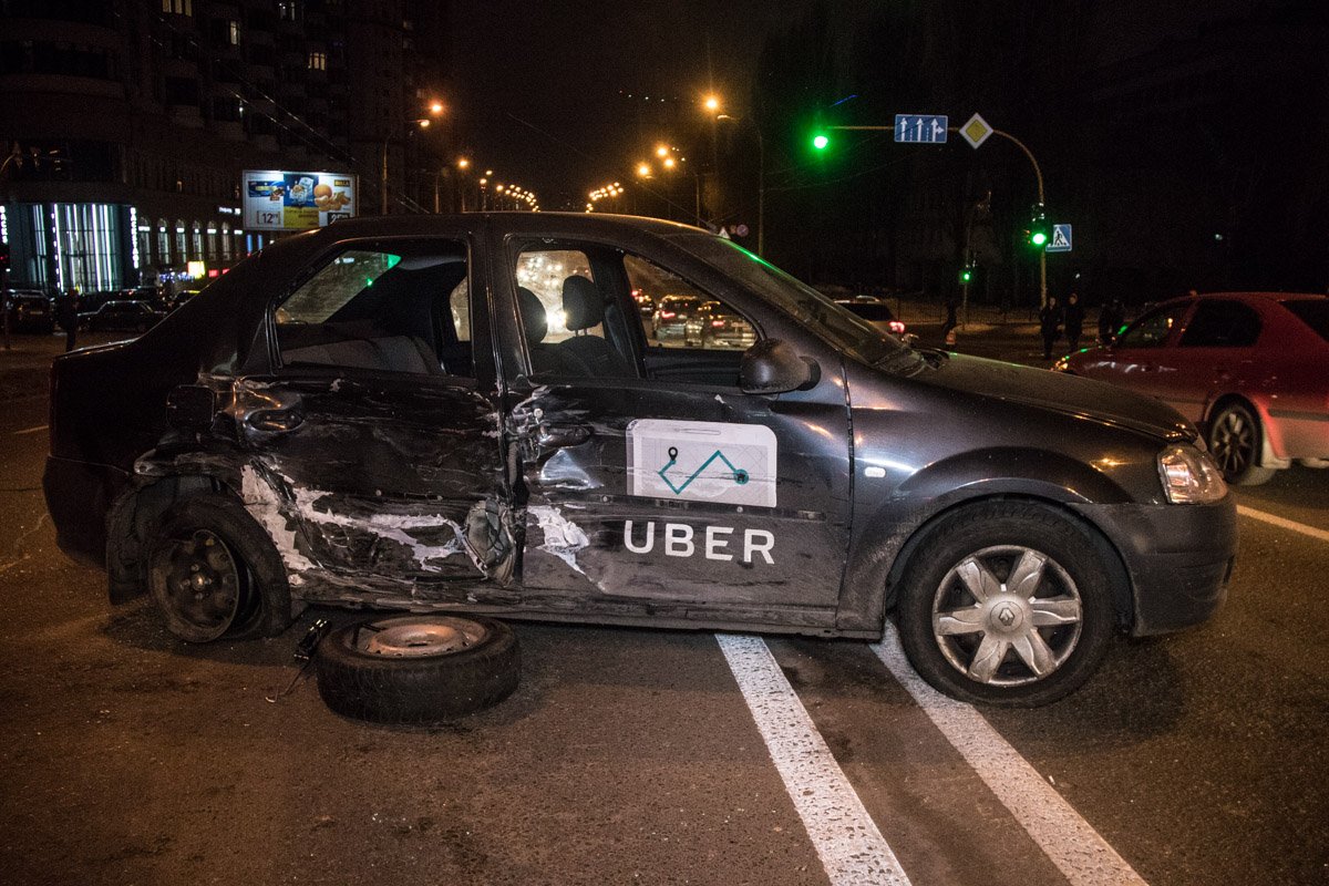 Столкнулись Mitsubishi ASX и Renault Logan службы такси Uber Столкнулись Mitsubishi ASX и Renault Logan службы такси Uber