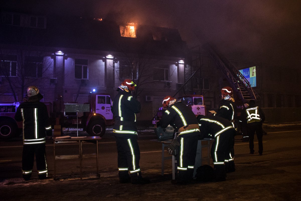 Горит трехэтажное офисное здание, а улицу Антоновича заволокло дымом Горит трехэтажное офисное здание, а улицу Антоновича заволокло дымом