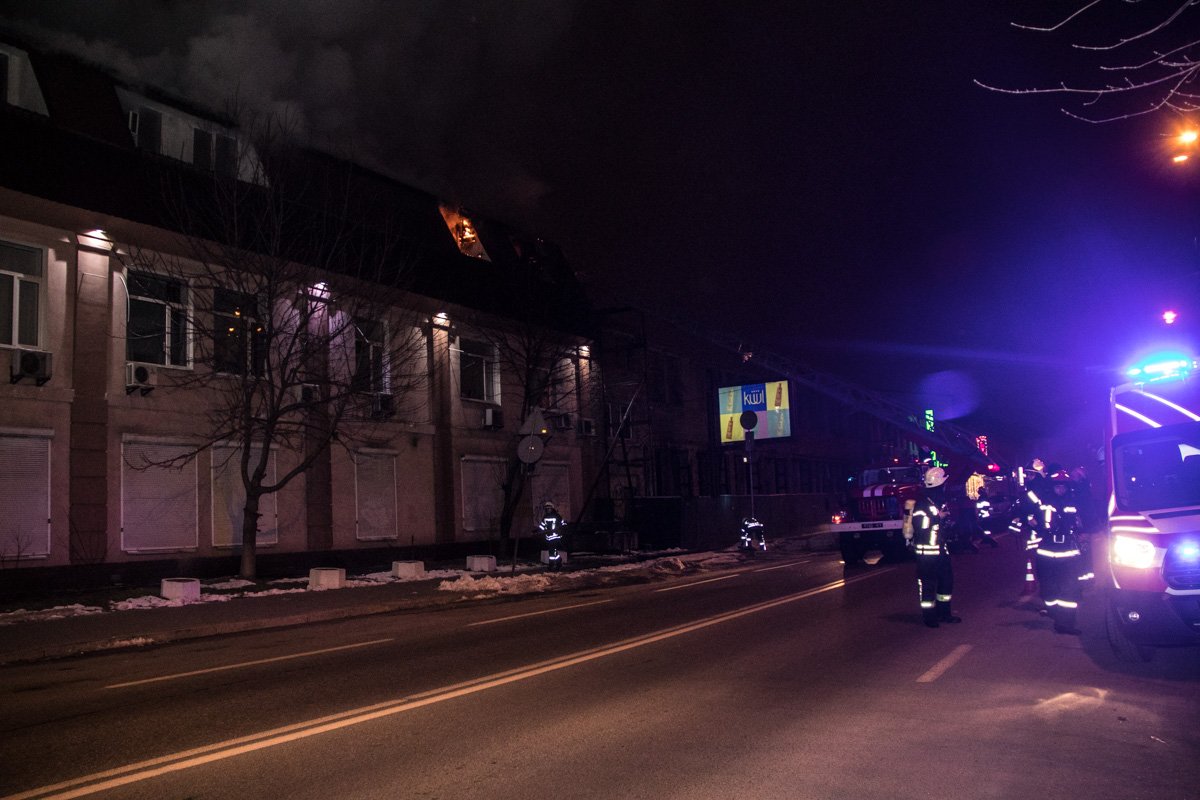На данный момент площадь пожара составляет около 200 квадратных метров На данный момент площадь пожара составляет около 200 квадратных метров