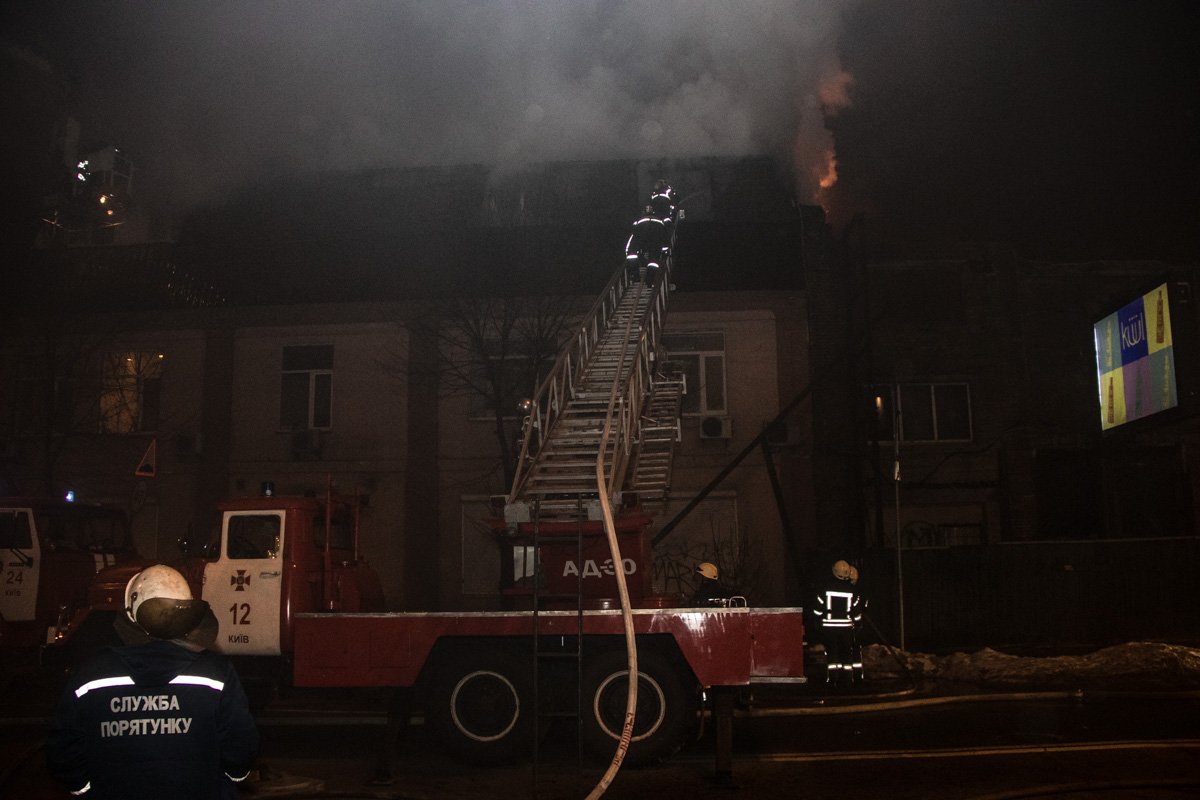 Огонь охватили крышу здания. Существовала угроза распространения огня Огонь охватили крышу здания. Существовала угроза распространения огня