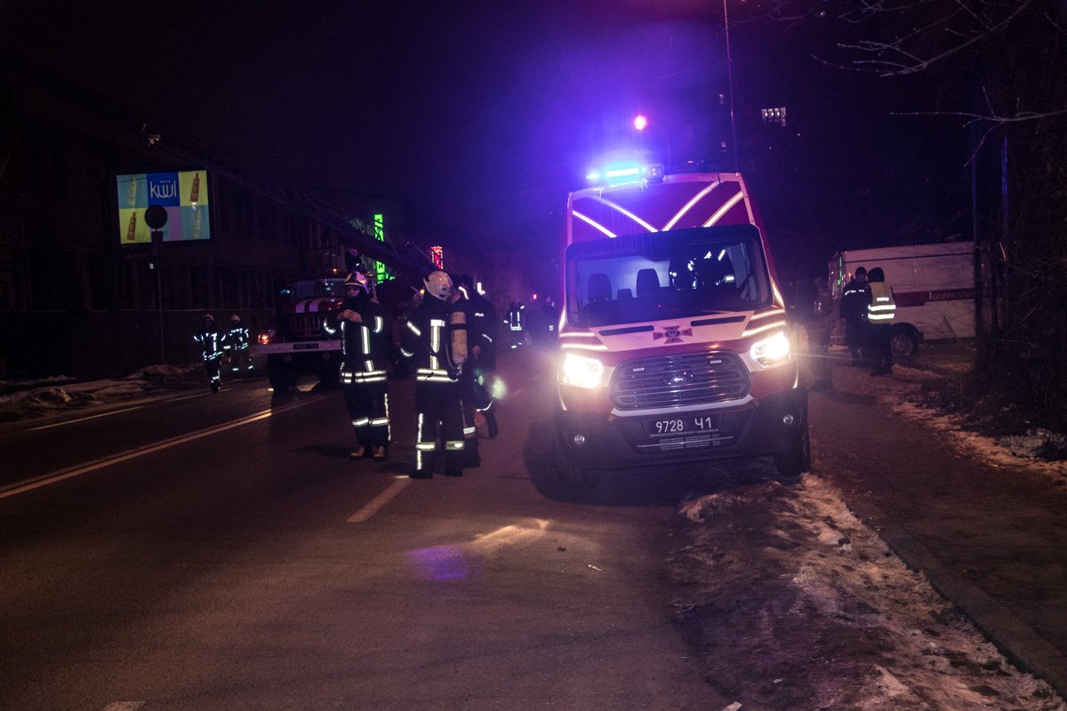 На месте работает более 10 единиц основной и специальной техники На месте работает более 10 единиц основной и специальной техники