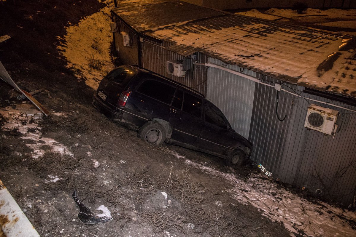 В ночь на 10 февраля в Киеве на пересечении проспекта Владимира Маяковского и Теодора Драйзера Opel улетел в переход В ночь на 10 февраля в Киеве на пересечении проспекта Владимира Маяковского и Теодора Драйзера Opel улетел в переход