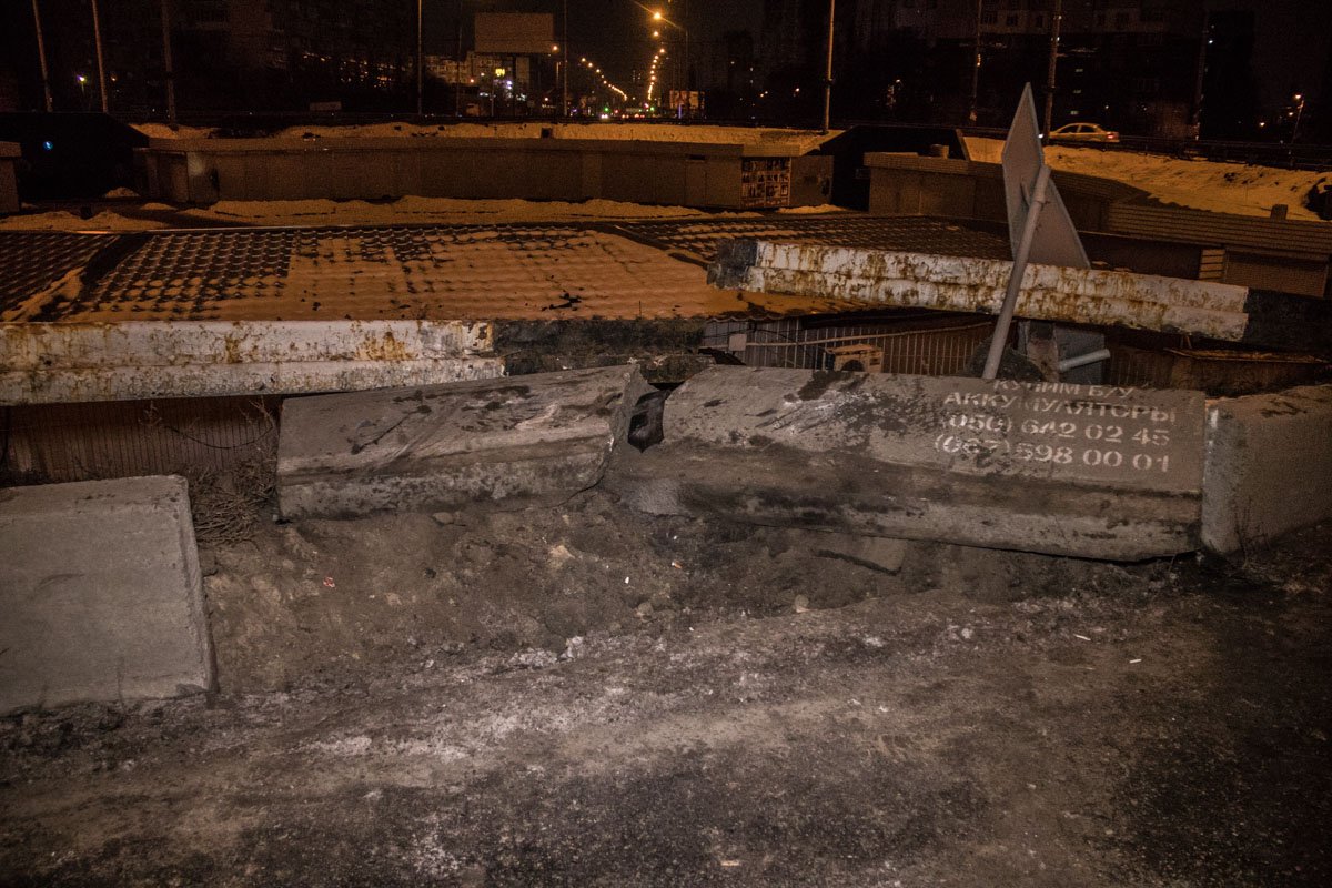 Автомобиль снес бетонный бордюр и отбойник Автомобиль снес бетонный бордюр и отбойник