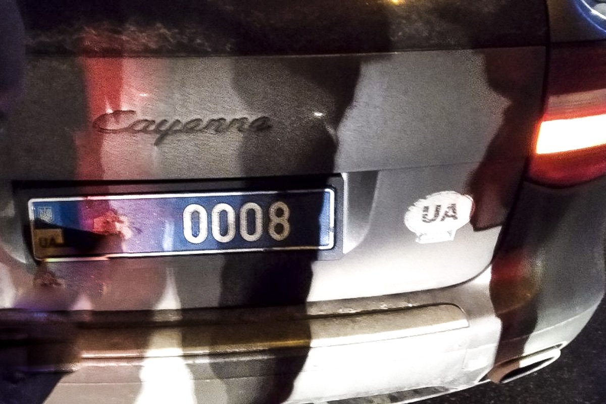 В момент аварии на Porche были установлен синие номера