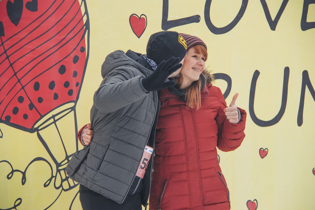 В забеге участвовали как влюбленные пары, так и одинокие люди, которые хотели найти свою половинку на мероприятии