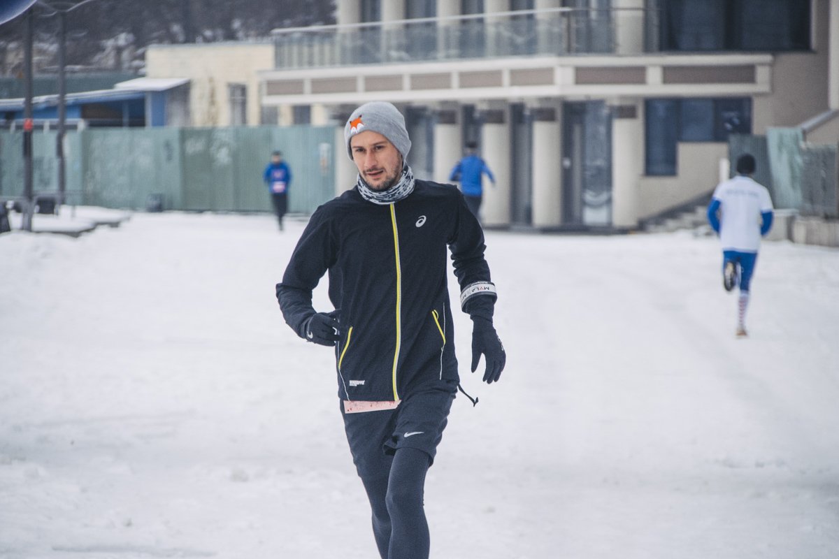 Спортсмены-любители бежали от Речного вокзала по Набережной в сторону Пешеходного моста