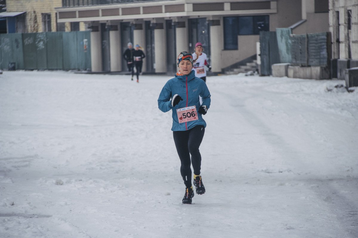 Для пар организаторы устроили эстафету: сначала стартовали девушки, они преодолевали полтора километра до моста и столько же обратно