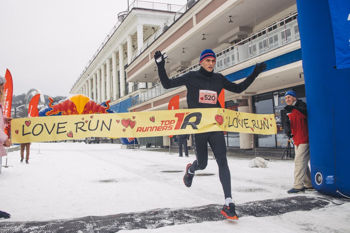 Мужчины пробегали то же расстояние, всего дистанция составляла шесть километров