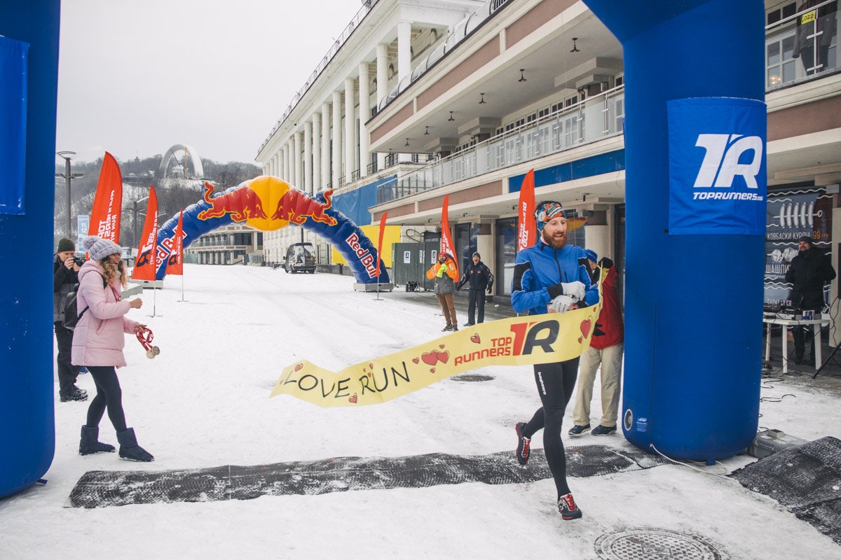 Дорога, по которой бежали влюбленные, была покрыта льдом, многие не успевали затормозить и срывали финишную ленту в падении