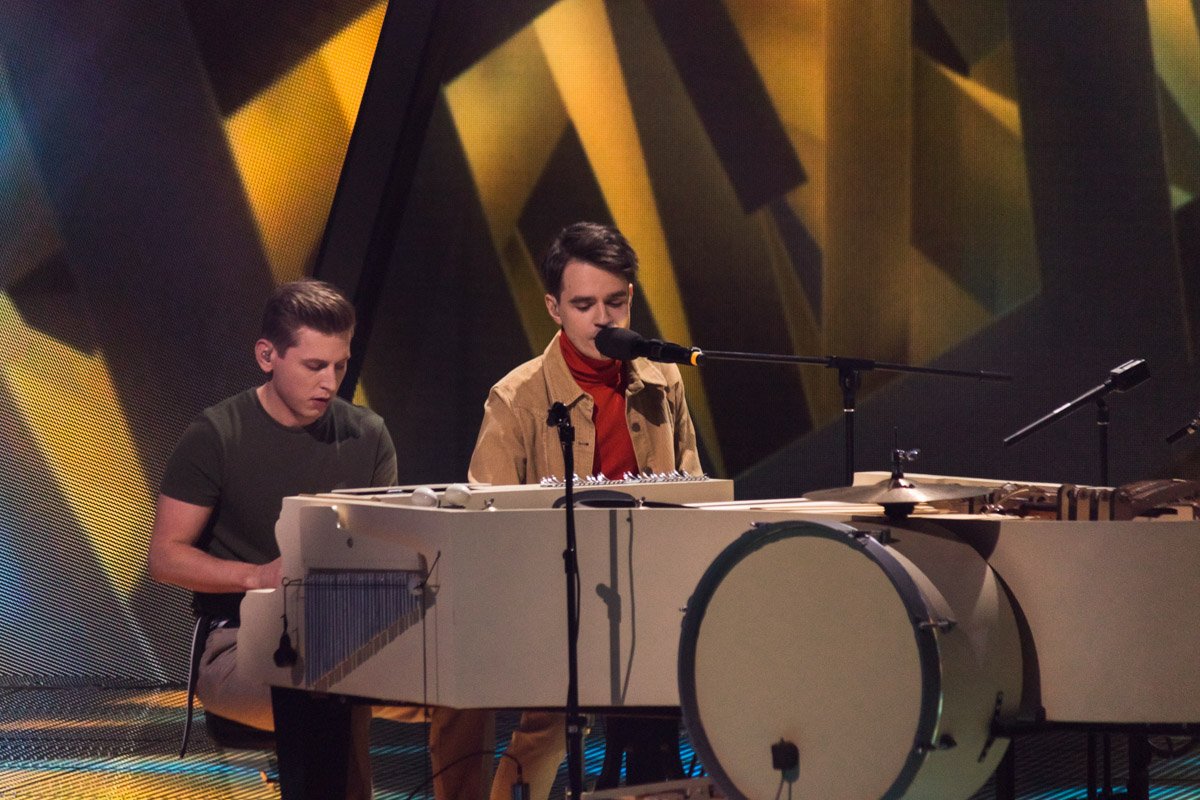 Интерес у всех вызвал необычный музыкальный инструмент, который артисты собрали самостоятельно специально для клипа и песни к Евровидению