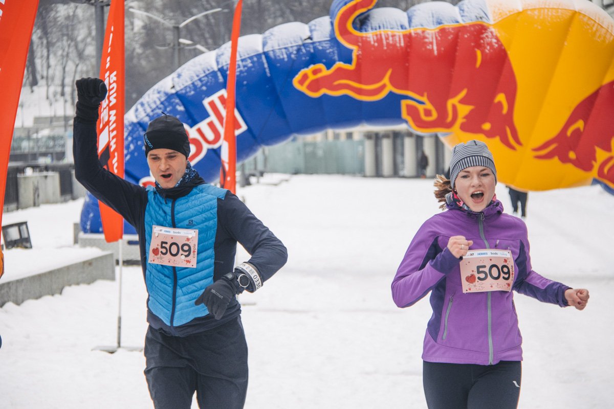 10 февраля несколько сотен влюбленных и одиноких людей пришли на Почтовую площадь для того, чтобы поучаствовать в традиционном забеге ко Дню святого Валентина
