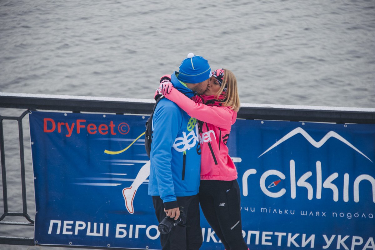 Преодолев финишную прямую, пары поздравляли друг друга жаркими объятиями и поцелуями