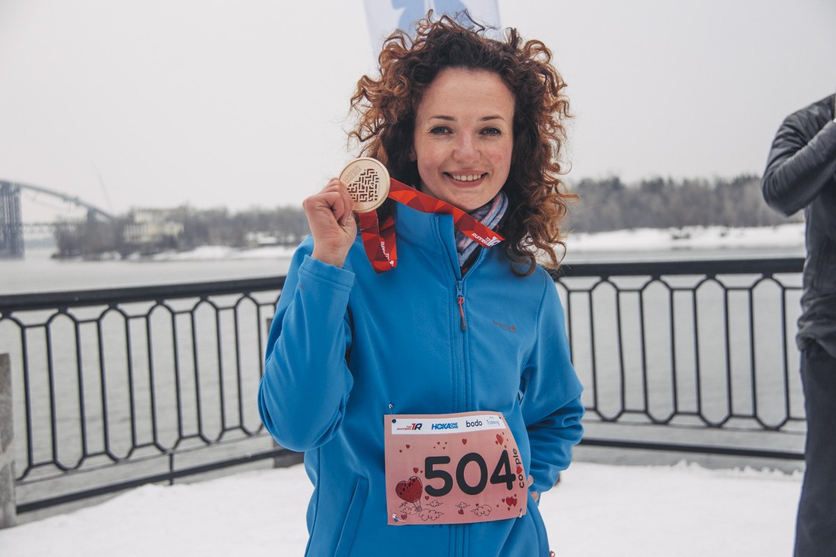 Никакие преграды не могли помешать бегунам справиться с дистанцией и получить заслуженную медаль. 