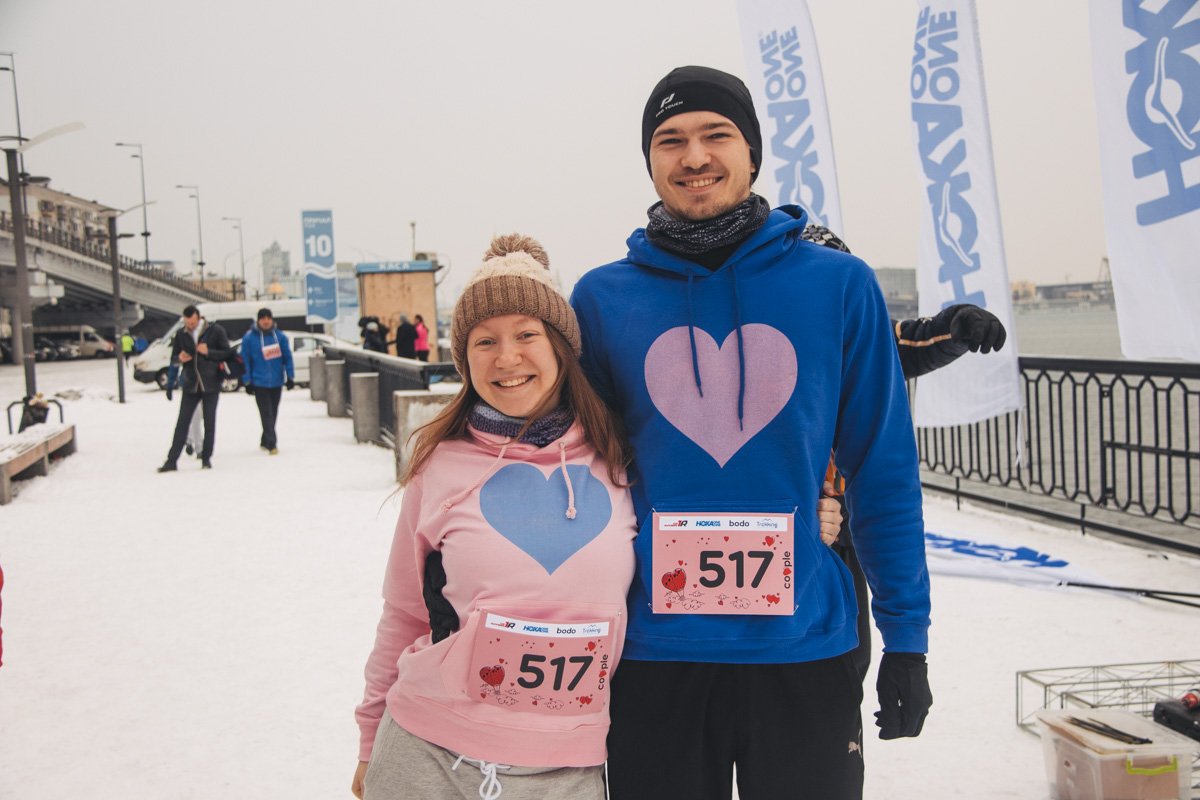  Пары ответственно подготовились к забегу: взяли с собой флаги со своими фамилиями, надели футболки и толстовки с символическими принтами