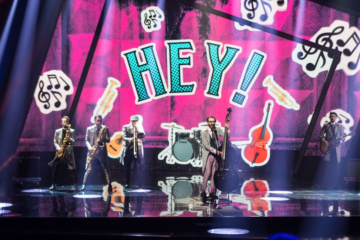 Увы, зрители и судьи не оценили звуков саксофонов и своеобразного исполнения, поставив по одному баллу