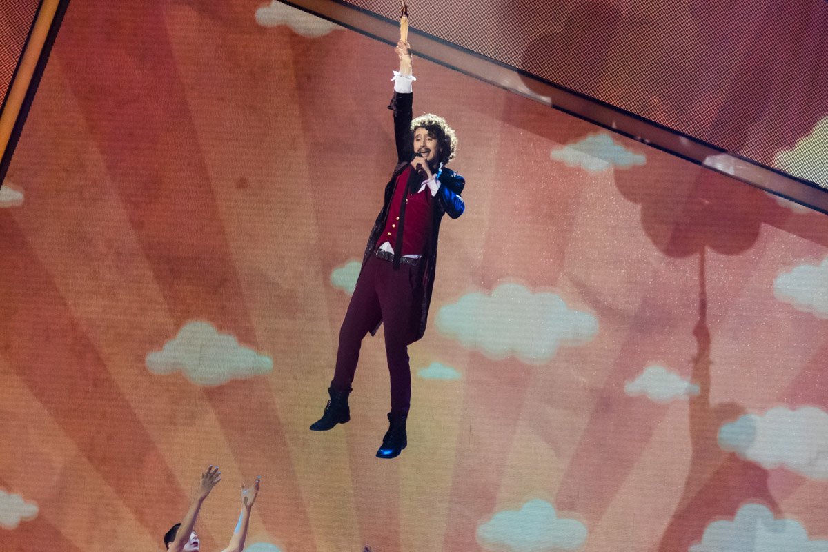 Коллектив LETAY действительно в буквальном смысле взлетел на сцене, точнее вокалист группы Илья Резников