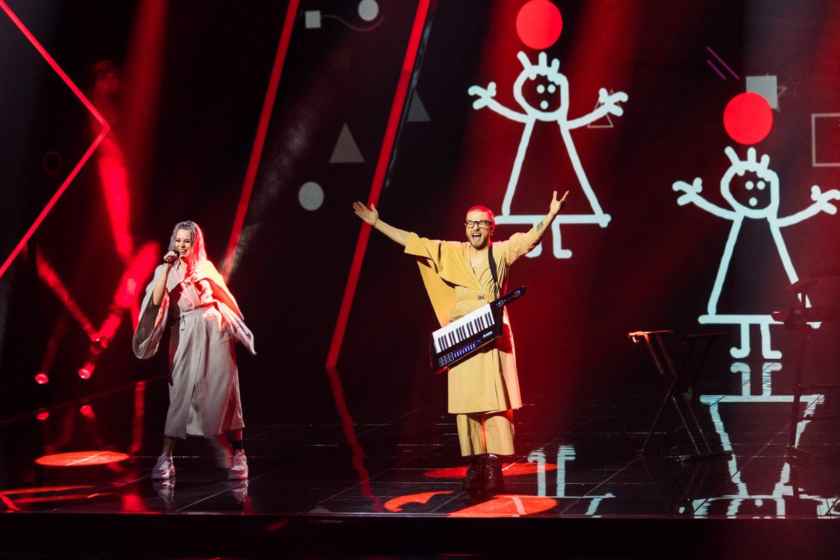 Одна из финалисток, певица YUKO, порадовала всех очень стильным исполнением украинской песни с фольклорными мотивами