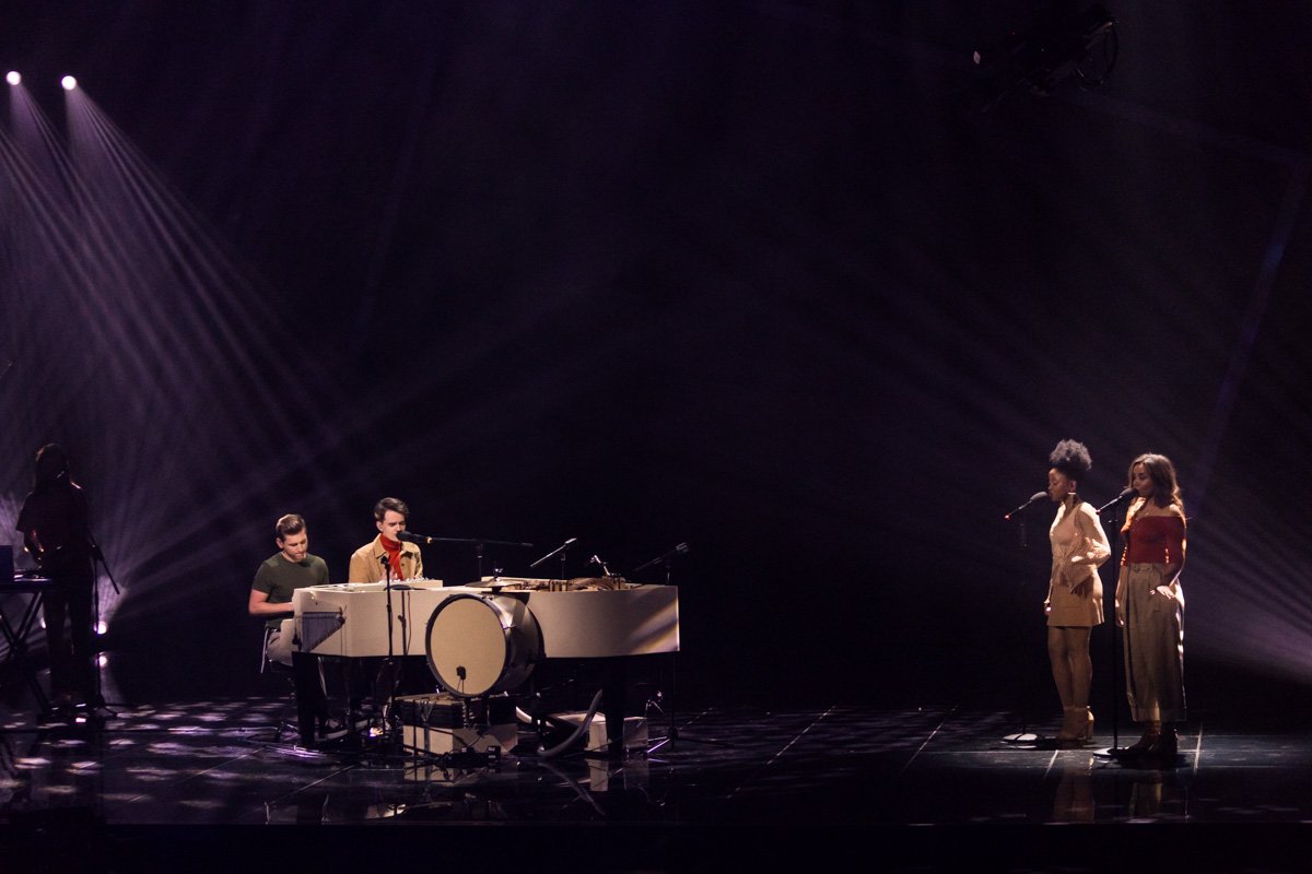 Brunettes Shoot Blondes покорили всех не только шикарной песней, но и уникальным роялем, который совместил в себе несколько разных музыкальных инструментов