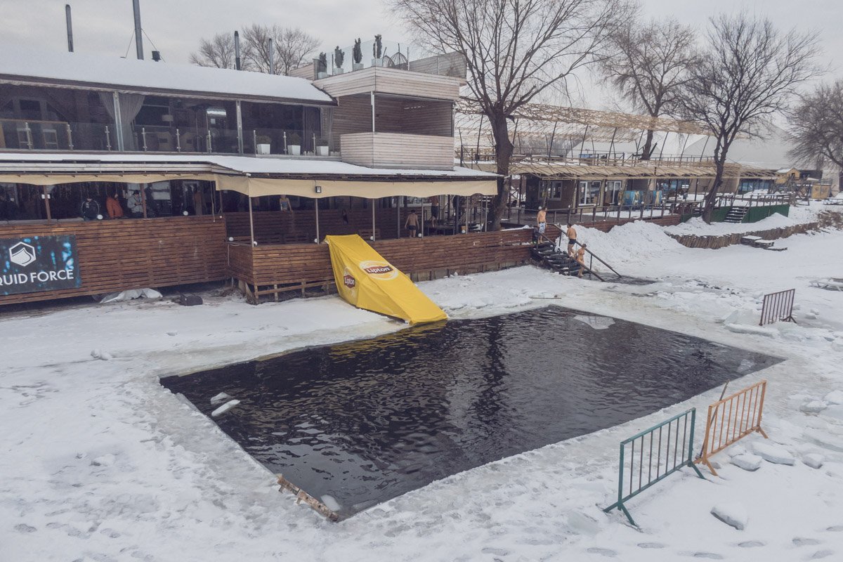Массовое купание в замерзших водоемах Киева набирает все большую популярность