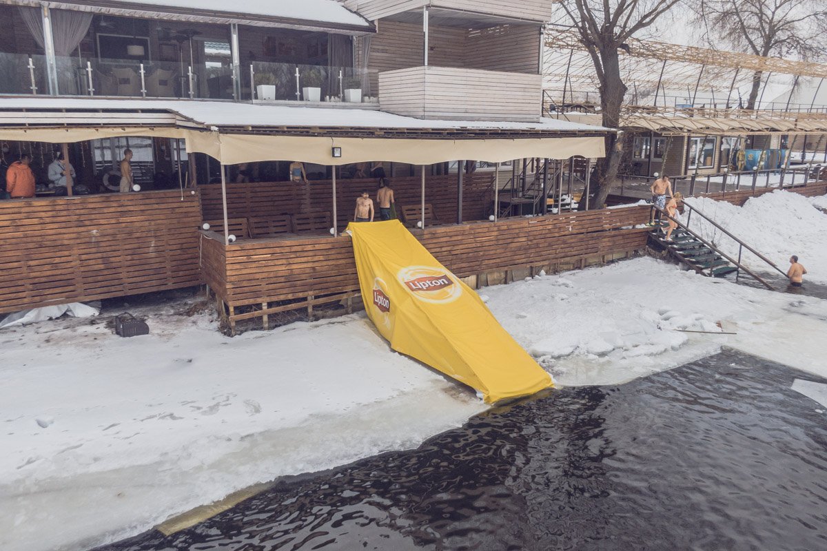 Современные "моржи" устраивают на берегах замерзшего Днепра настоящие ледяные вечеринки