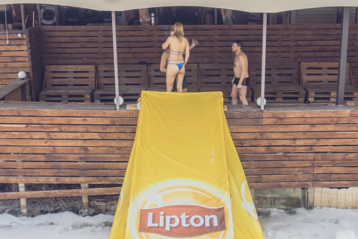 Современные "Моржи" не просто окунаются в прорубь, они скатываются "паровозиком" в ледяную воду с горки