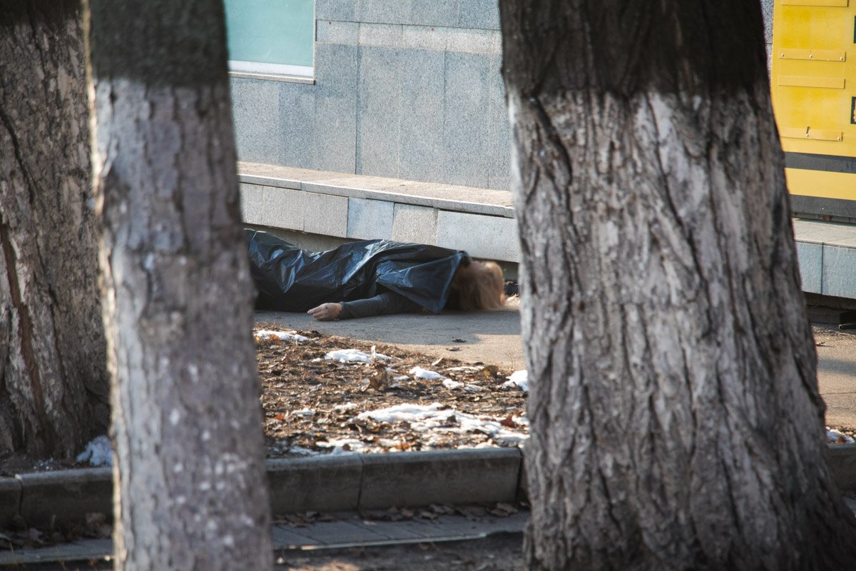 Тело в крови лежало на клумбе рядом с домом №48/2