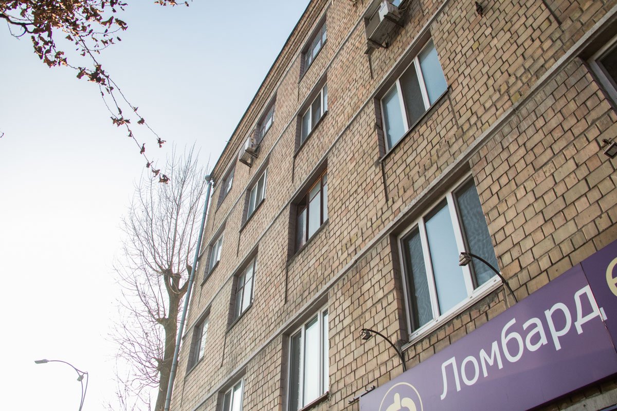 Один из очевидцев сообщил, что около 11:00 видел, как погибшая в трусах и свитере сидела на подоконнике, свесив ноги на улицу