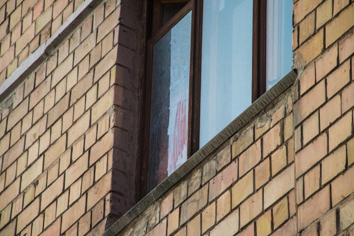 На окне остались следы крови